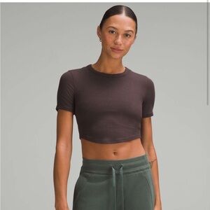 lululemon athletica Hold Tight Cropped T-Shirt in espresso